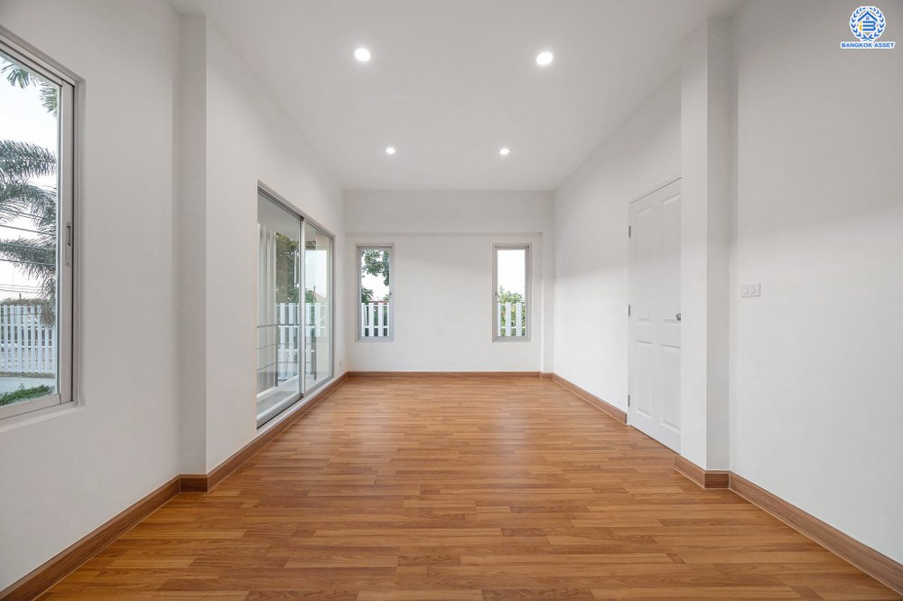 บ้านมือสอง โครงการ วิสต้าอเวนิว เพชรเกษม81 หลังมุม จาก SC Asset เนื้อที่กว้าง 31.7 ตร.ว. ฟังก์ชัน 3 ห้องนอน 2 ห้องน้ำ 1 ที่จอดรถ ราคาถูก และคุ้มค่าที่สุดในโครงการ! บนทำเลศักยภาพ เข้า-ออกหลายเส้นทาง อาทิ ถนนเพชรเกษม ถนนพุทธมณฑลสาย3 ใกล้รถไฟฟ้าสายสีน้ำเงิน(ส่วนต่อขยาย)